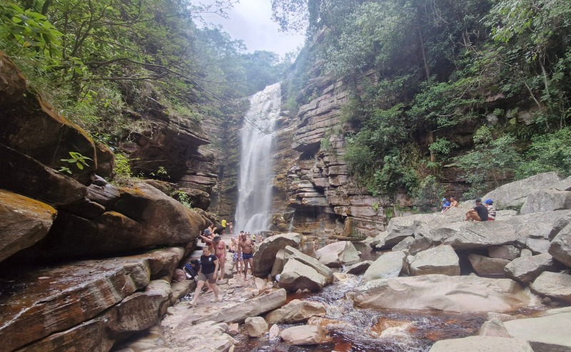 Trilha de acesso à Cachoeira do Mosquito rodeada por paredões de rocha